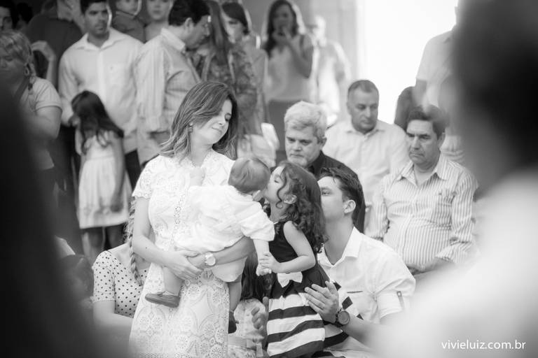família reunida para o batismo