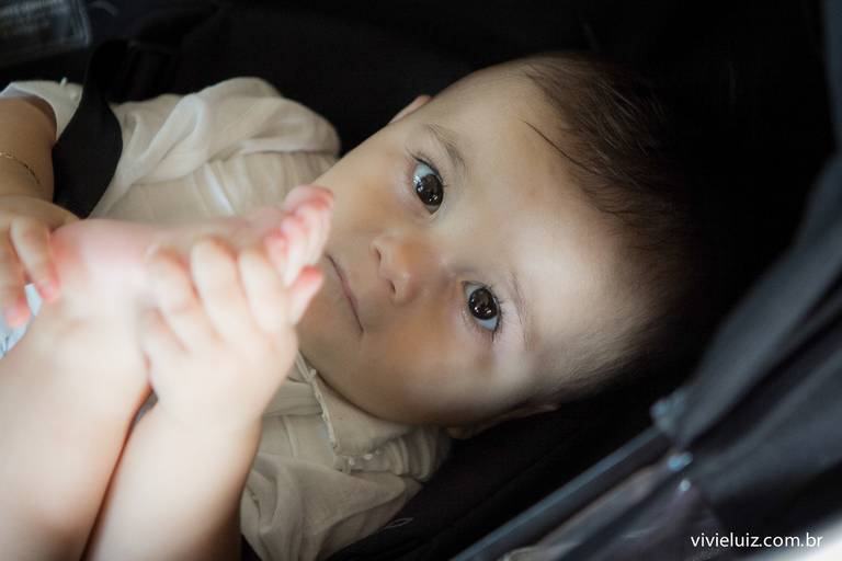 bebê brincando com o próprio pé