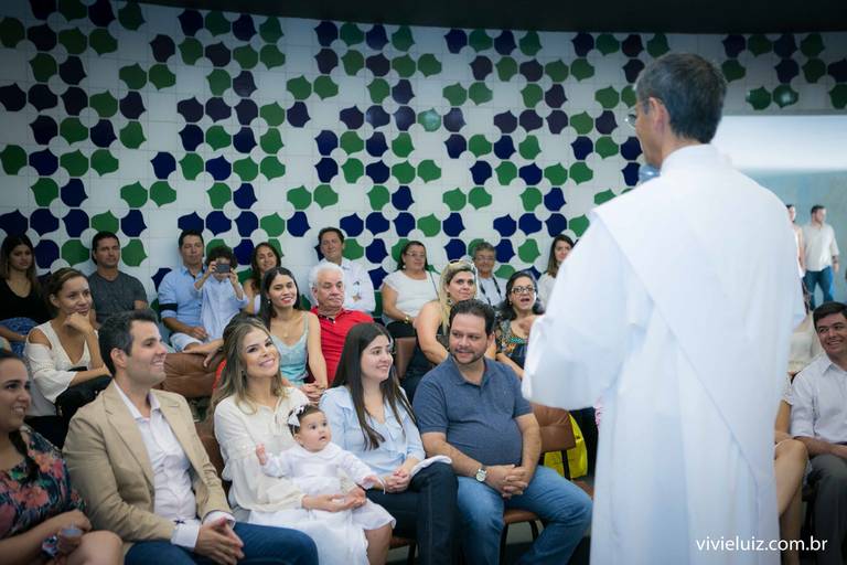 Padre dando homília no batizado