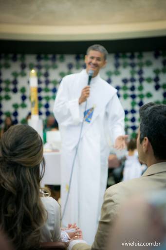 Padre dando homília no batizado