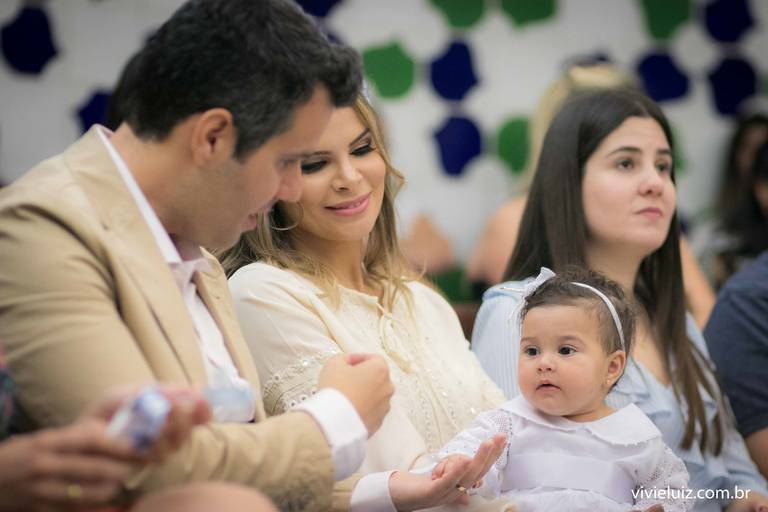 família reunida para o batismo da filha