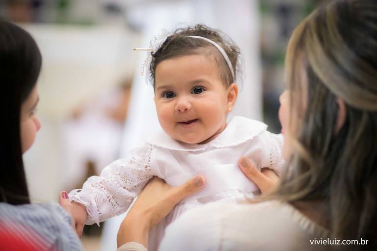 madrinha brincando com a afilhada