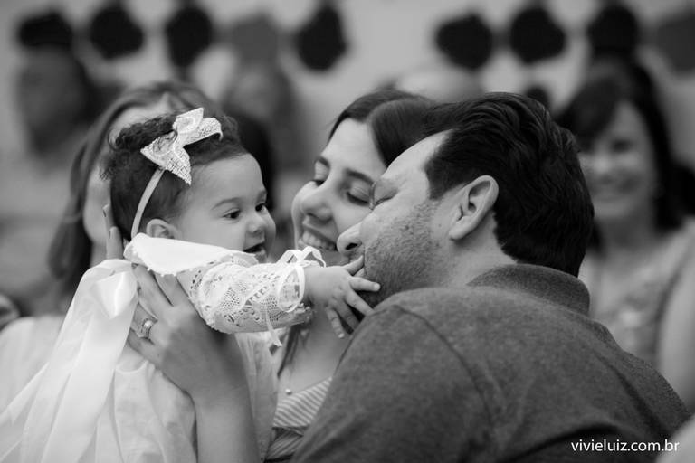 padrinhos junto com a mais nova afilhada