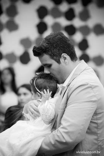 beijo do pai na cabeça da sua filha