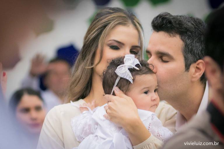 pai dando beijo no rosto da filha