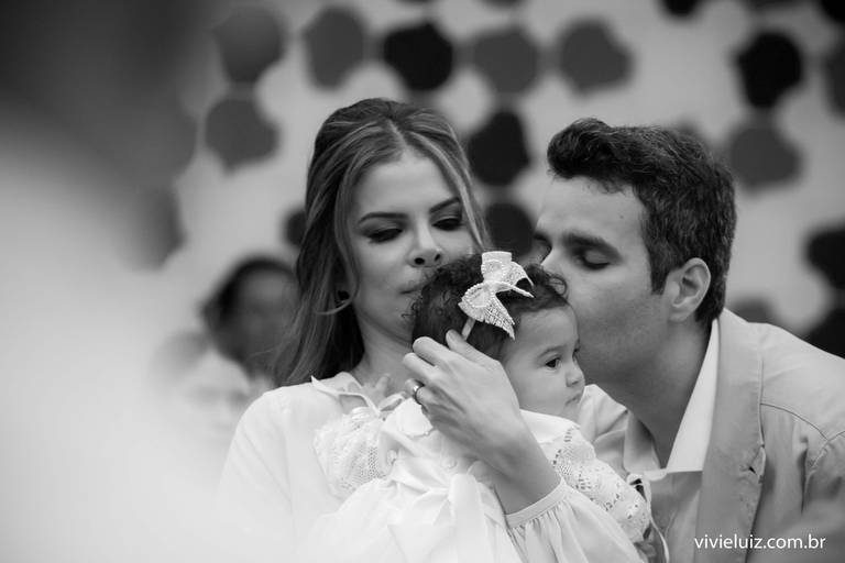 pai dando beijo no rosto da filha