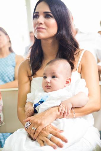 bebê de branco para o batizado no colo da madrinha