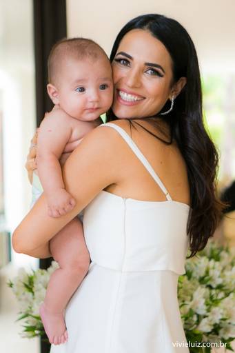 madrinha e afilhado abraçados