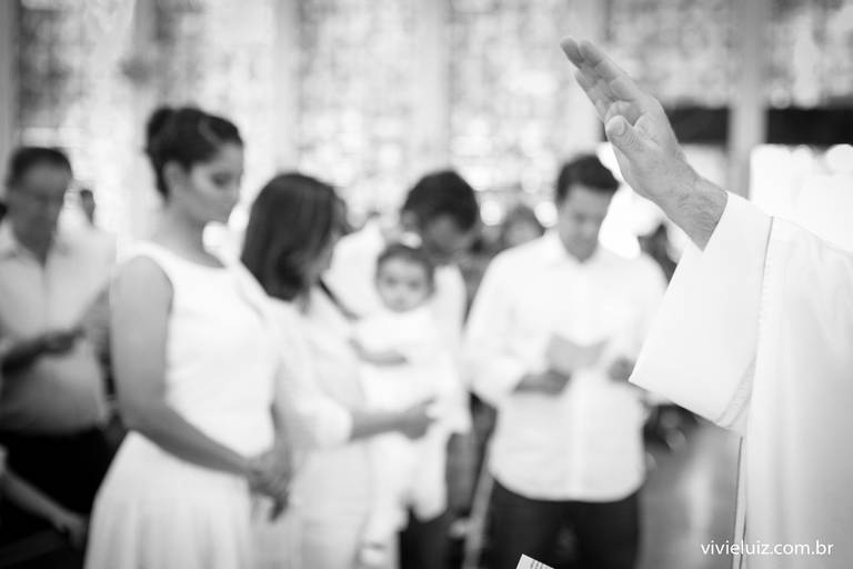 padre dando benção no batismo