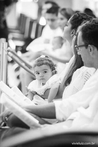 bebê de branco no batizado