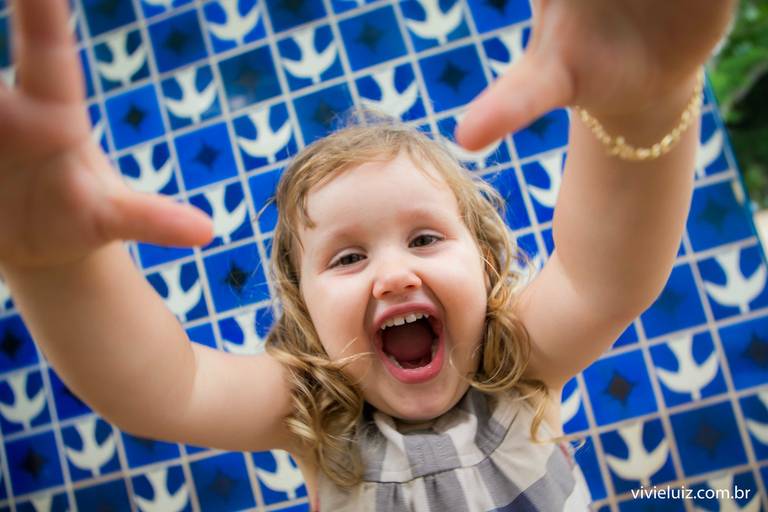 criança alegre na Igreja