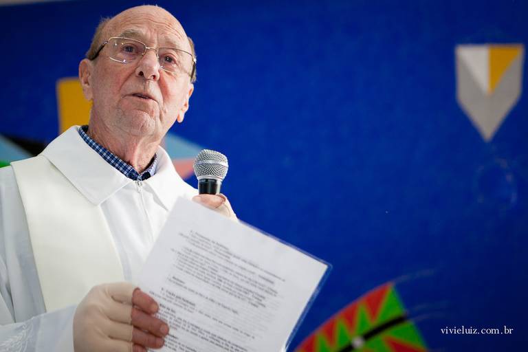 padre dando uma homilía no batizado