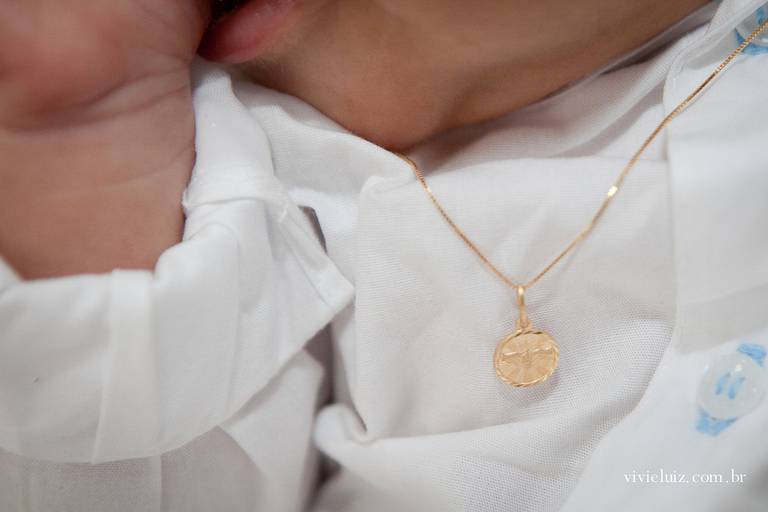 pingente da batismo na roupa do bebê