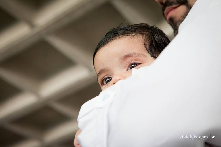 bebê no colo do pai