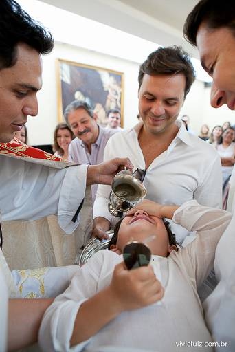 criança sendo batizada