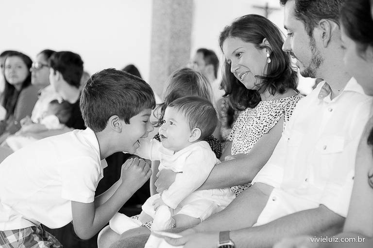 irmão rindo com o outro no dia do batizado