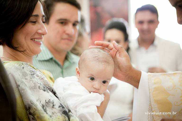 padre abençoando o bebê batizado