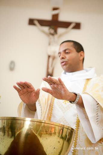 padre abençoando a água para o batismo