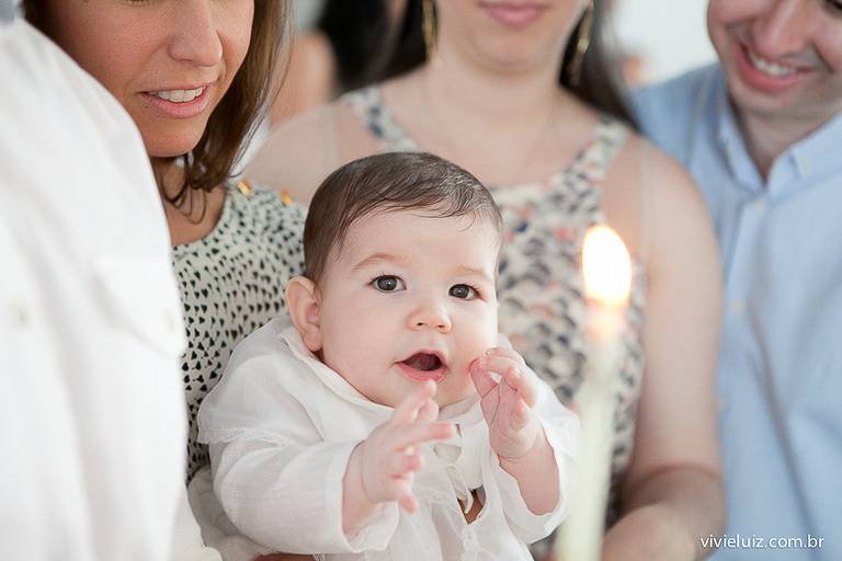 bebê sorrindo no colo da madrinha