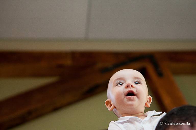 criança sorrindo no dia do batismo