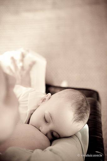 bebê dormindo no colo da mãe