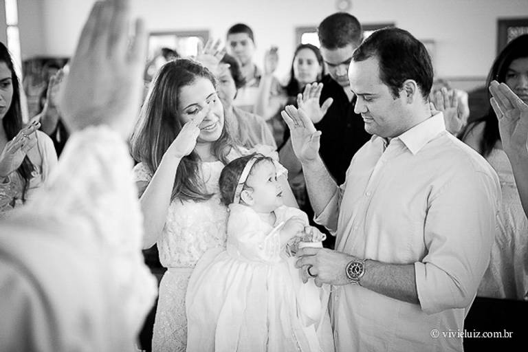 padre abençoando a bebê no dia do batizado