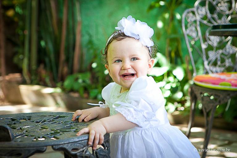 bebê rindo na celebração do batizado