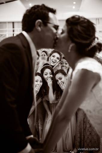 Madrinhas emocionadas com o beijo do casal