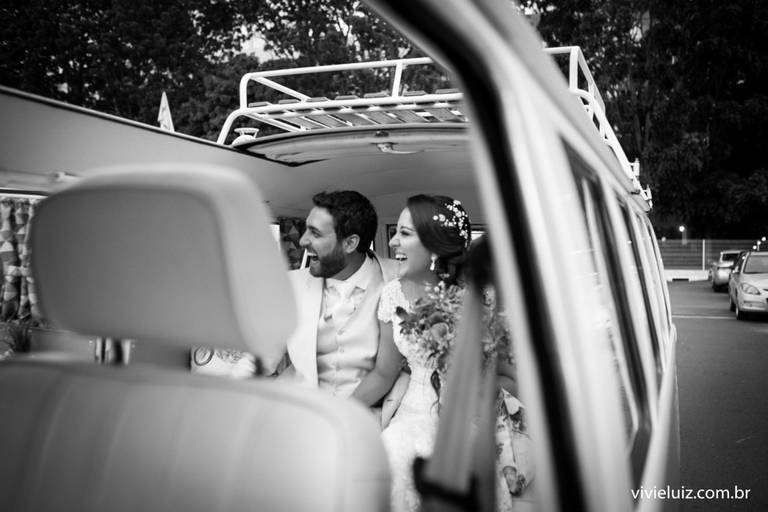 Noivos no carro