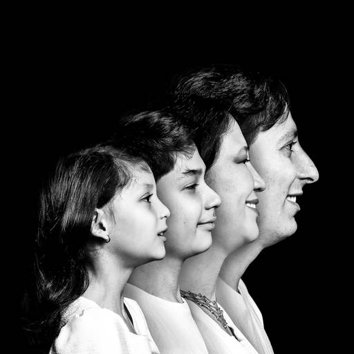 familia com os rostos juntos