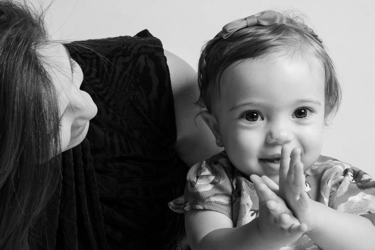 mae e filha  batendo palma