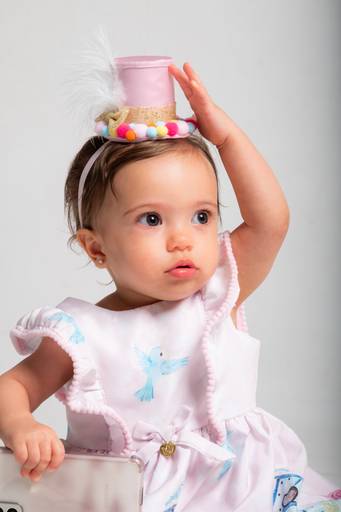 bebe com o braço para cima