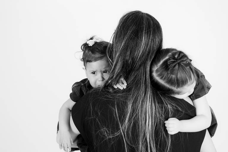 mae abraçando as filhas
