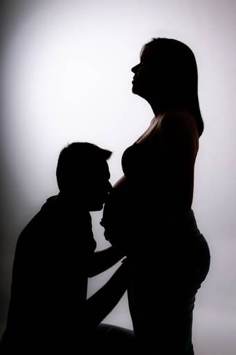 marido beijando a barriga da esposa gravida
