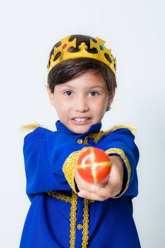 criança fantasiada de rei