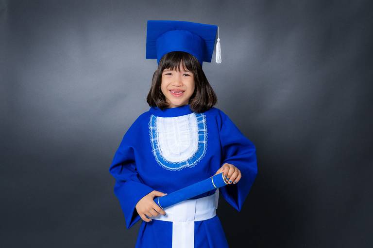 criança na formatura sorrindo