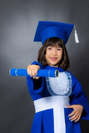 criança mostrando o canudo