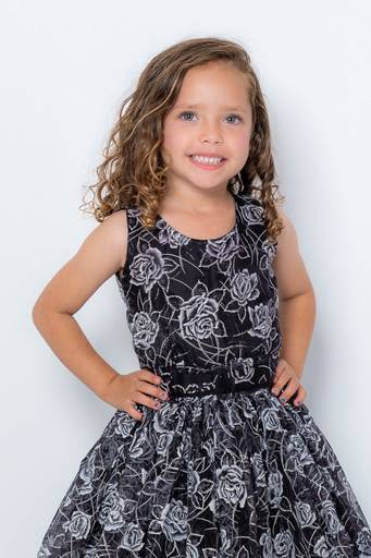 criança com a mao na cintura