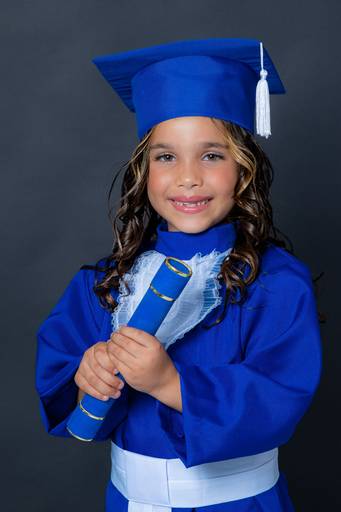 criança na formatuta sorrindo