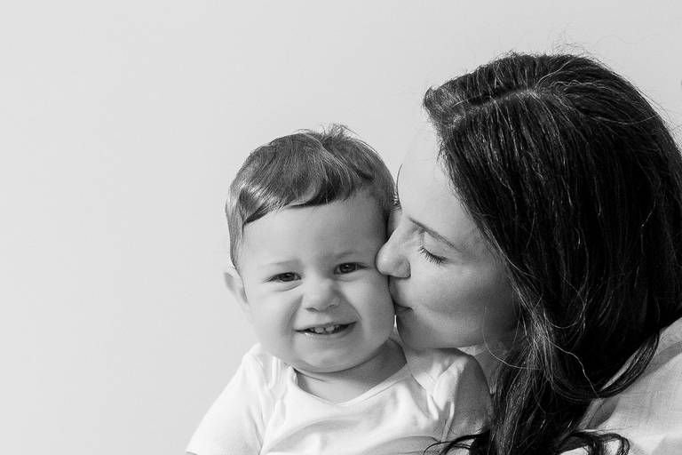 mae beijando o filho