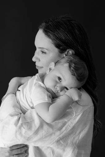 mae com o filho deitado no colo