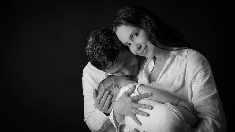 pais com o filho deitado no colo