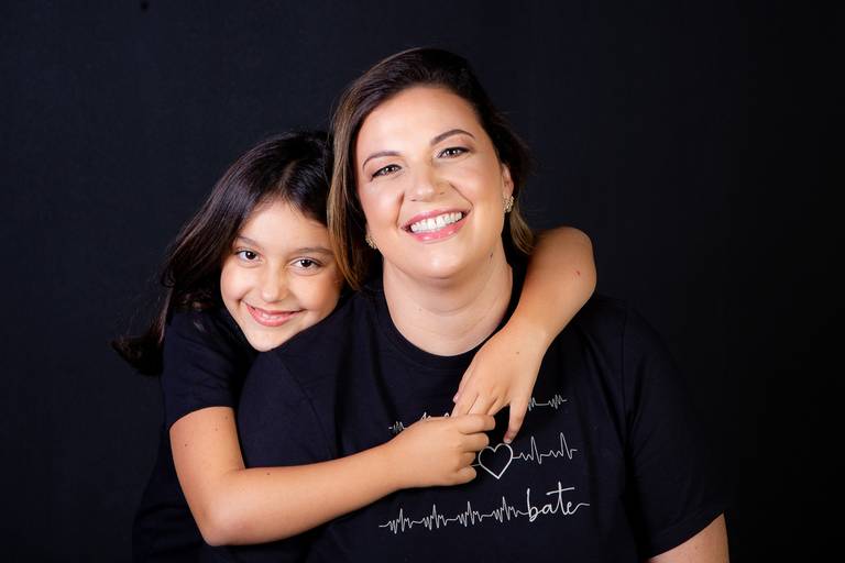 filha abraçando a mae