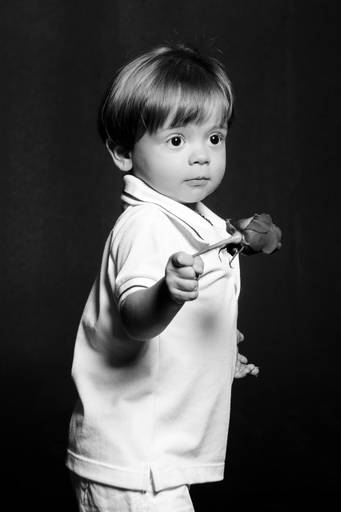 criança com uma flor