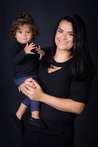 mae com filha no colo