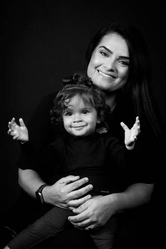 filha com os braços abertos junto da mae