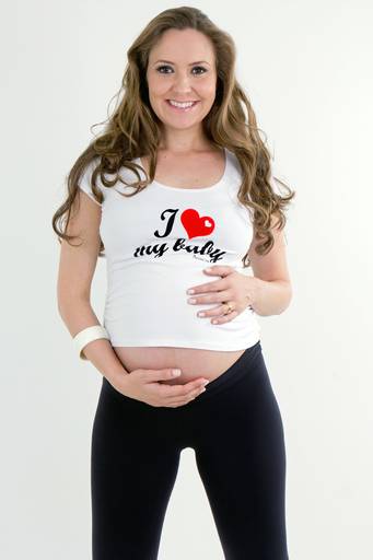 mulher gravida com amao na barriga