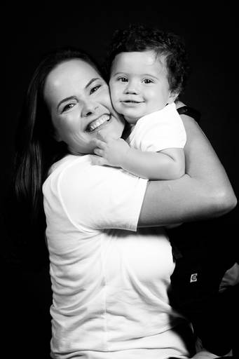 mae abraçando o filho