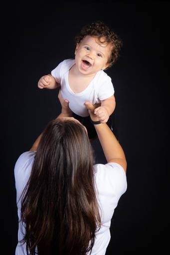 mae fazendo aviaozinho com o filho