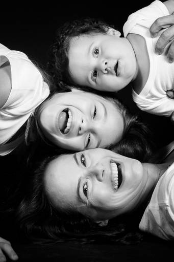 familia com os rostos grudados